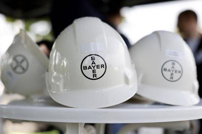 Das Logo der Bayer AG zu sehen an einem Helm im Rahmen der Sommertour von Hendrik W?st bei seinem Besuch der Agrarsparte-stock-foto