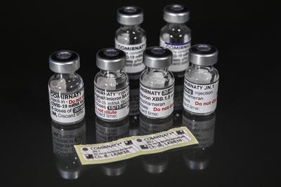 Originale Phiolen aller Comirnaty Impfstoffe von BioNTech Pfizer. Redaktionell: Originale Phiolen aller Comirnaty Impfst-stock-foto