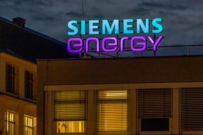 Unternehmen in Franken Beleuchteter Schriftzug Siemens energy der Siemens Energy AG am Standort N?rnberg bei Nacht. N?rn-stock-foto
