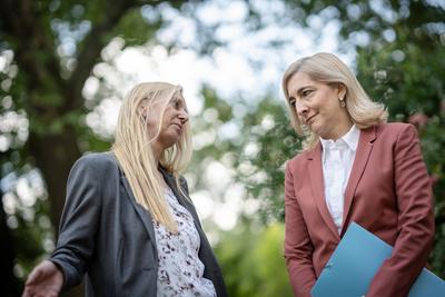 Bundesgesundheitsministerin Nina Warken besucht das Pflege und -Seniorenzentrum St. Elisabeth-Stift der Stephanus-Stiftung in Berlin-stock-foto