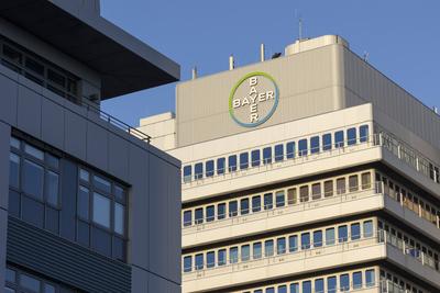 Logo am Geb?ude der Bayer Pharma AG in Berlin. 17.01.2022, Berlin, GER - Logo am Geb?ude der Bayer Pharma AG in Berlin.,-stock-foto