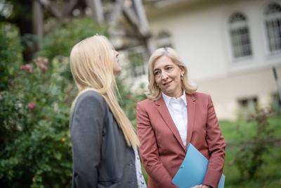 Bundesgesundheitsministerin Nina Warken besucht das Pflege und -Seniorenzentrum St. Elisabeth-Stift der Stephanus-Stiftung in Berlin-stock-foto