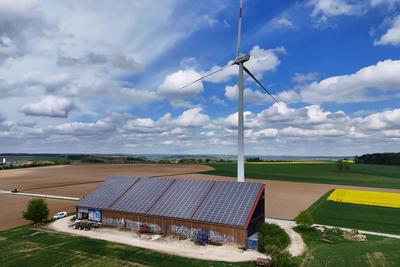 Windkraftrad .Windrad auf der Schwaebischen Alb bei Neu Ulm entlang der Autobahn A8. Siemens Gamesa Windrad,Windkraft,Wi-stock-foto