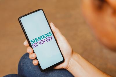 June 5, 2023, Brazil. In this photo illustration, the Siemens Energy AG logo is displayed on a smartphone screen. June 5-stock-foto