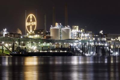 Das Logo des Pharmakonzerns Bayer AG am Werk im Chemiepark Leverkusen. Der Aktienkurs des Agrarchemie- und Pharmakonzern-stock-foto