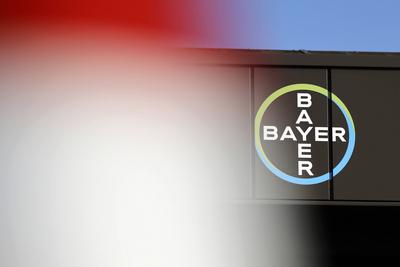 Das Logo der Bayer AG zu sehen an einem Dach im Rahmen der Sommertour von Hendrik W?st bei seinem Besuch der Agrarsparte-stock-foto