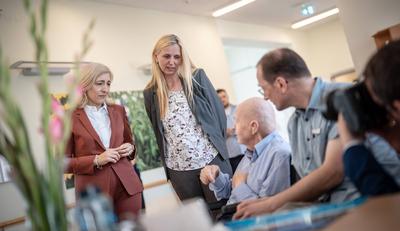 Bundesgesundheitsministerin Nina Warken besucht das Pflege und -Seniorenzentrum St. Elisabeth-Stift der Stephanus-Stiftung in Berlin-stock-foto