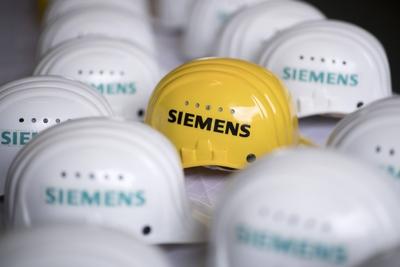 Siemens Deutschland, Germany, Berlin, 02.03.2017 Logo der Siemens AG auf einem gelben Schutzhelm im Siemens-Gasturbinenw-stock-foto