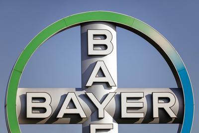 Logo des Bayer-Konzerns am Flughafen K?ln/Bonn. K?ln, 21.04.2020 *** Bayer Group logo at Cologne Bonn Airport Cologne, 2-stock-foto