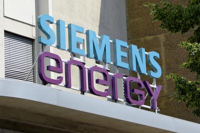 10 . 06 . 2021 , Berlin / Moabit : Mitarbeiter des Berliner Gasturbinenwerkes Siemens Energy demonstrieren gegen den Ab-stock-foto