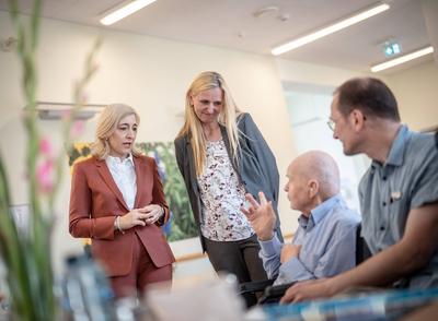 Bundesgesundheitsministerin Nina Warken besucht das Pflege und -Seniorenzentrum St. Elisabeth-Stift der Stephanus-Stiftung in Berlin-stock-foto
