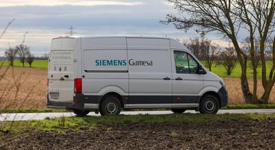 14.02.2024, Deutschland, Sachsen, Energieversorgung, Energie, Windkraftanlagen, Windr?der, Transporter von Siemens Games-stock-foto
