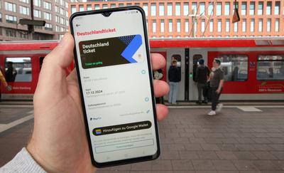 RECORD DATE NOT STATED Ein Mann h?lt auf dem Bahnsteig vom Bahnhof Barmbek sein Smartphone in der Hand. Dort ist in der-stock-foto