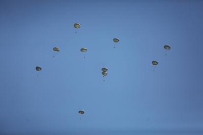 An airplane drops humanitarian aid-stock-foto