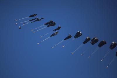 An airplane drops humanitarian aid-stock-foto