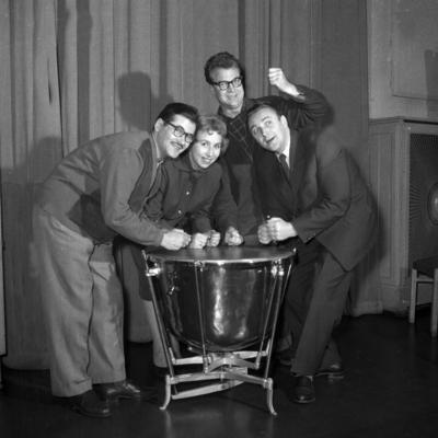 Mitarbeiter der NWDR Musikredaktion hauen auf die Pauke, Hamburg 1954. Music editors at NWDR radio station playing a ke-stock-foto