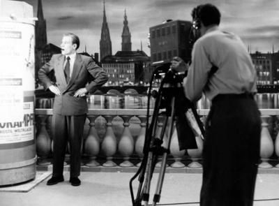 J?rgen Roland, noch vor seiner Karriere als Regisseur, als Reporter im Versuchsprogramm des NWDR mit seiner Sendung Was-stock-foto