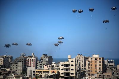 An airplane drops humanitarian aid-stock-foto