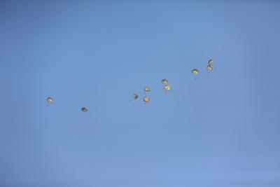An airplane drops humanitarian aid-stock-foto