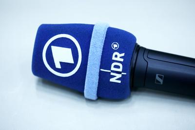 Mikrofon des NDR (Norddeutscher Rundfunk/Fernsehnetzwerk) aufgenommen im Fernsehstudio in Berlin-Adlershof. Der NDR ents-stock-foto