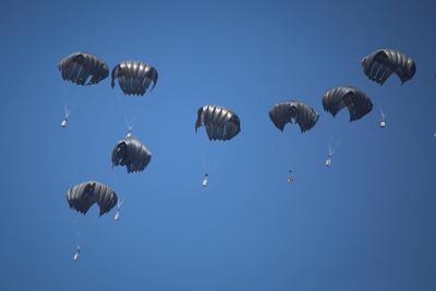 An airplane drops humanitarian aid-stock-foto