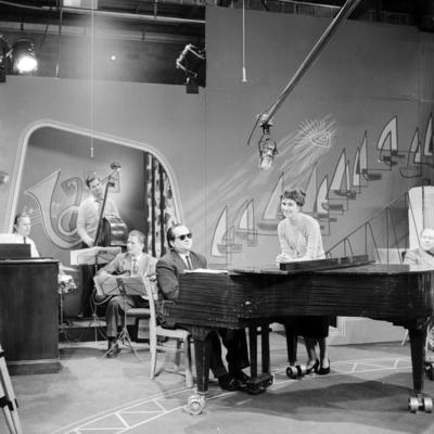 Fernsehproduktion einer Musiksendung beim NWDR in Hamburg 1955. TV music show production at German radio and TV station-stock-foto