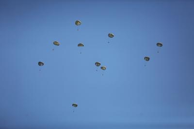 An airplane drops humanitarian aid-stock-foto