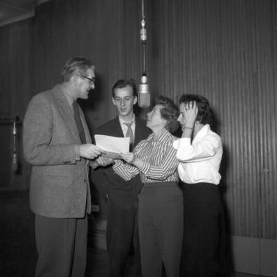 Die deutschen Schauspieler Inge Meysel und Hanns Lothar bei einer H?rspielproduktion des NWDR in Ham-stock-foto