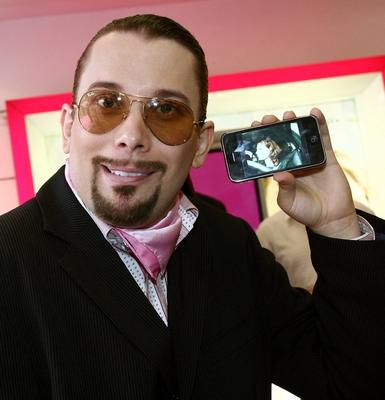 Schauspieler Christian Ulmen verkleidet als Alexander von Eich pr?sentiert das IPhone in Berlin-stock-foto