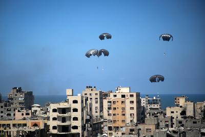 An airplane drops humanitarian aid-stock-foto