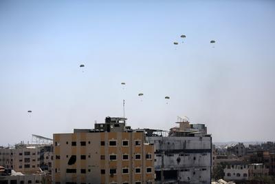 An airplane drops humanitarian aid-stock-foto