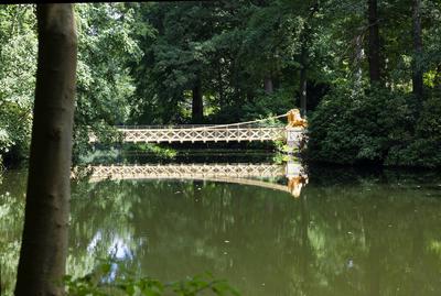 L?wenbr?ck im Tiergarten neu errichtet-stock-foto