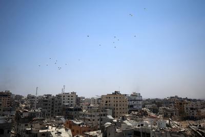 An airplane drops humanitarian aid-stock-foto