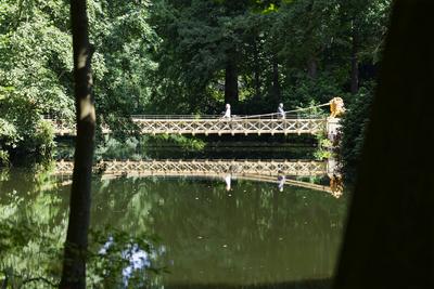 L?wenbr?ck im Tiergarten neu errichtet-stock-foto