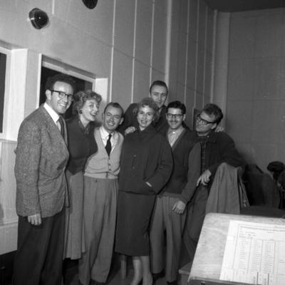Mitarbeiter der NWDR Musikredaktion Hamburg 1954 Music editors at NWDR radio staion Hamburg 1954-stock-foto