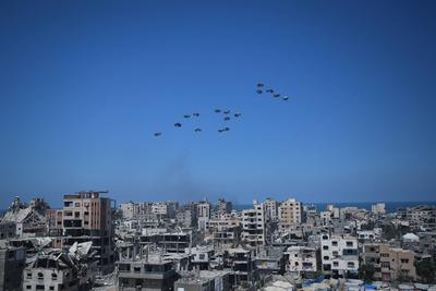 An airplane drops humanitarian aid-stock-foto