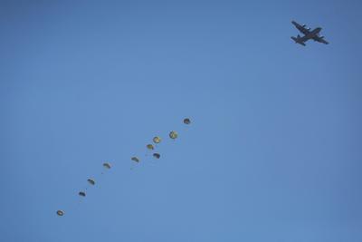 An airplane drops humanitarian aid-stock-foto