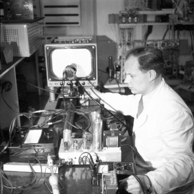 Bei den Bildtechnikern im NWDR in Hamburg 1955. In the studio of the image engineers of German radio and TV station NWD-stock-foto