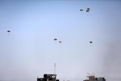 An airplane drops humanitarian aid-stock-foto