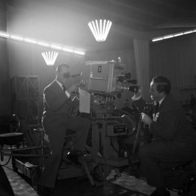 Spa? vor und mit der Kamera bei Mitarbeitern des NWDR, Hamburg 1956. Fun with and in front of the camera, staff of Germ-stock-foto