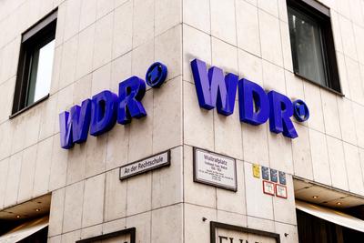 Am Funkhaus am Wallrafplatz h?ngt das Logo des WDR, der wegen der Corona-Krise bis auf weiteres s?mtliche Events und Pre-stock-foto