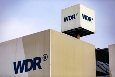 WDR Logo an einem Geb?ude auf dem Studiogel?nde des WDR in Bocklem?nd K?ln 08 05 2018 *** WDR logo-stock-foto