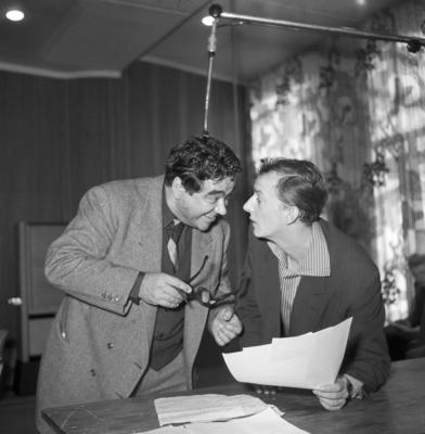 Hanns Lothar Der deutsche Schauspieler Hanns Lothar rechts bei einer H?rspielproduktion des NWDR i-stock-foto