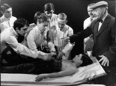 Der eiserne Henry (1968) Der eiserne Henry (1968) - Der Vater hat seinen Sohn zur Untersuchung zum Arzt gebracht. Die er-stock-foto