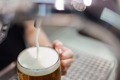 Symbolfoto zum Thema Ausschank von Bier. Eine Frau zapft ein Fassbier in einem Cafe in Berlin, 14.08.2024. Berlin Deutsc-stock-foto