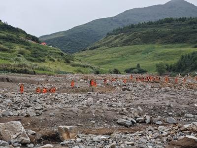 LANZHOU, CHINA - AUGUST 08: Rescuers work at the site of mountain torrents on August 8, 2025 in Yuzhong County, Lanzhou-stock-foto
