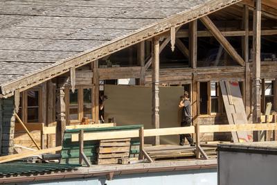Baustelle Oktoberfest, Arbeiten an der K?fer Wiesn Sch?nke,, noch sechs Wochen ist die Theresienwiese eine riesige Baustelle, M?nchen, August 2025-stock-foto