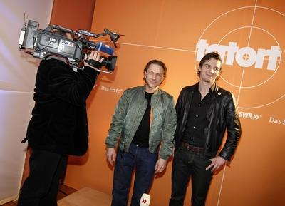 Schauspieler Richy M?ller (li.) und Felix Klare treten die Nachfolge von Kommissar Bienzle&Co. der ARD-Tatort-Reihe in-stock-foto