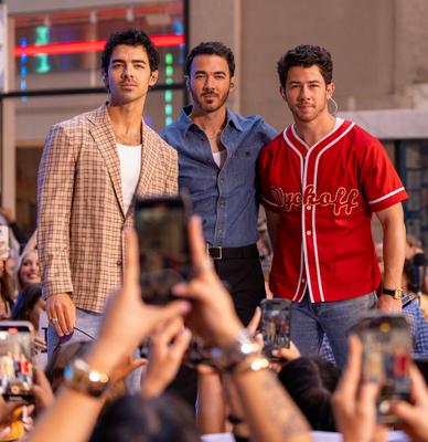 Jonas brothers bring their new album to rockefeller plaza on the today show-stock-foto