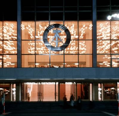 Bildnummer: 53210044  Datum: 04.07.1977  Copyright: imago/SMIDHammer, Zirkel, ?hrenkranz - Wappen der DDR am Palast der Republik in Berlin Ost , Geb?ude, au?en, Au?enansicht , Objekte , Restlichtaufnahme; 1977, Berlin, Ostberlin DDR, Deutsche Demokratische Republik abends nachts; , quer, Mfdia, Einzelbild,  , Reisen, EuropaBildnummer 53210044 Date 04 07 1977 Copyright Imago  Hammer Circles Ears ring Coat of arms the GDR at Palace the Republic in Berlin East Building exterior exterior view Objects Residual light recording 1977 Berlin East Berlin GDR German Democratic Republic evenings at night horizontal Mfdia Single Travel Europe-stock-foto